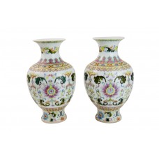 1019  A pair Late Qing period Fencai vases with fowers
